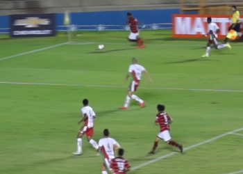 Pedro bambu cruza para o gol do atacante Arthur