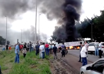 Manifestantes fecham a GO-080 e colocam fogo em pneus (Foto: Reprodução)