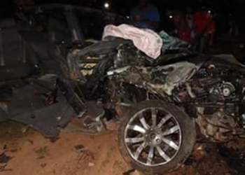 Carro ficou completamente destruído (Foto: Divulgação/whatsapp)