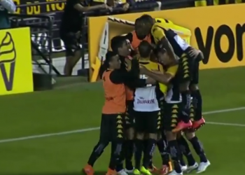 Jogadores do Criciúma comemoram o gol marcado pelo atacante Juba
