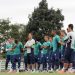 Hélio dos Anjos conversa com jogadores em treino no CT (Foto: Site Goiás)