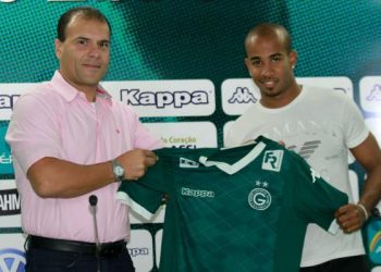 Patrick é apresentado pelo diretor Harlei (Foto: Site Goiás)