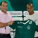 Patrick é apresentado pelo diretor Harlei (Foto: Site Goiás)