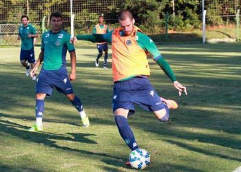 Zagueiro Fred (bola) está confirmado no time titular (Foto: Site Goiás)
