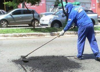 Funcionário da Semob realiza operação tapa-buraco (Foto: Divulgação)