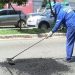 Funcionário da Semob realiza operação tapa-buraco (Foto: Divulgação)