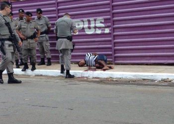 Policiais cercam suspeito baleado (Foto: Divulgação PM)
