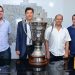 Taça de vice-campeão é levado ao prefeito de Aparecida / Foto: Secom