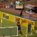 Murilo comemora gol com a torcida (Foto: Fábio Marques/Site Atlético)