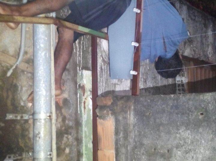 Suspeito fica preso após levar choque (Foto: Divulgação PM)