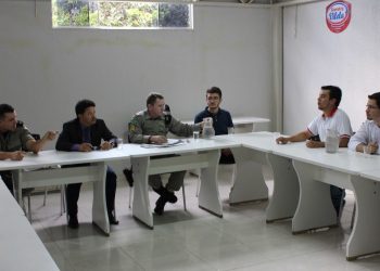 Em sequência, Tenente Arraes, delegado Manoel Borges e sargento Rodrigues (Foto: Guilherme Coelho)