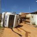Caminhão tomba no Recanto das Oliveiras (Foto: Portal Canedo)