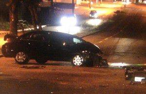 Carro ficou com a frente destruída após atropelar o idoso (Foto: Reprodução)