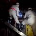 Bombeiros retiram ladrão de cerca elétrica / Foto: Reprodução