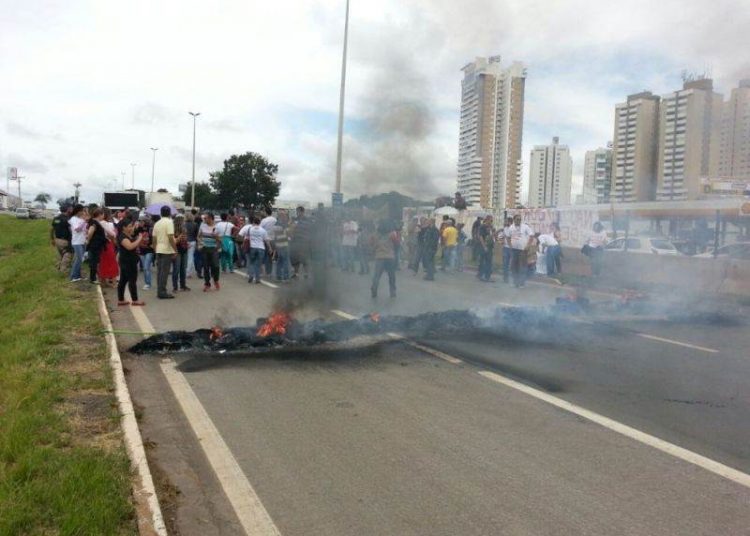 Professores insatisfeitos paralisam BR (Foto: Divulgação / PRF)