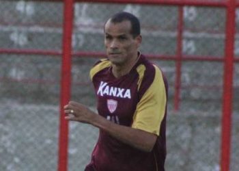 Rivaldo está de volta aos gramados