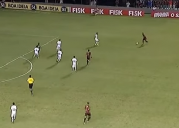 Samuel se prepara para fazer cruzamento que resultou no gol de Maikon Leite (Foto: Reprodução)