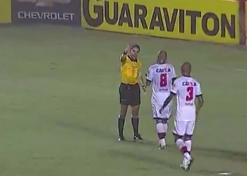 Jogadores atleticanos reclamam com juiz após marcação do pênalti