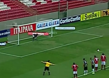 Mancici se prepara para cobrar o pênalti que deu a vitória ao América/MG