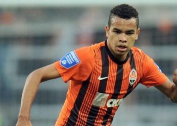 Dentinho com a camisa do Shakhtar Donetsk