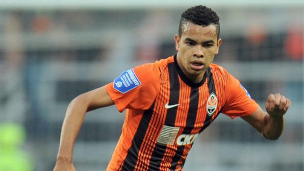Dentinho com a camisa do Shakhtar Donetsk