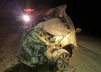 Carro ficou completamente destruído (Foto: Divulgação/whatsapp)