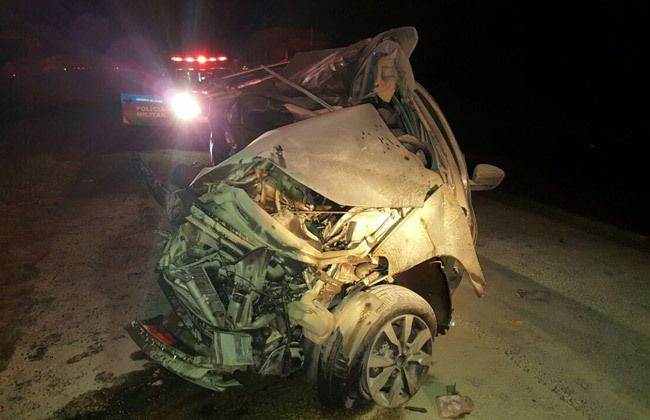 Carro ficou completamente destruído (Foto: Divulgação/whatsapp)