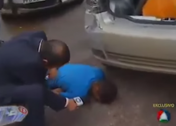 Repórter tenta entrevistar homem morto (Foto: Reprodução)