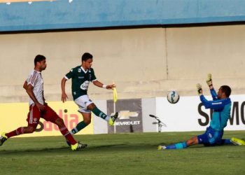 Érik finaliza para abrir o placar (Foto: Site Goiás)