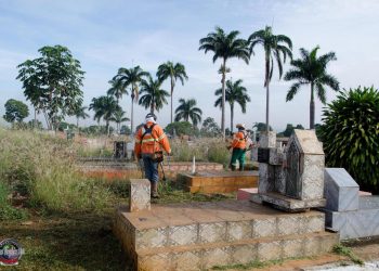 Servidores fazem limpeza de cemitério (Foto: Luciano Magalhães Diniz)
