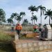Servidores fazem limpeza de cemitério (Foto: Luciano Magalhães Diniz)
