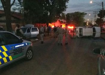 Um dos carros atingidos durante a perseguição tombou (Foto: Divulgação/whatsapp)