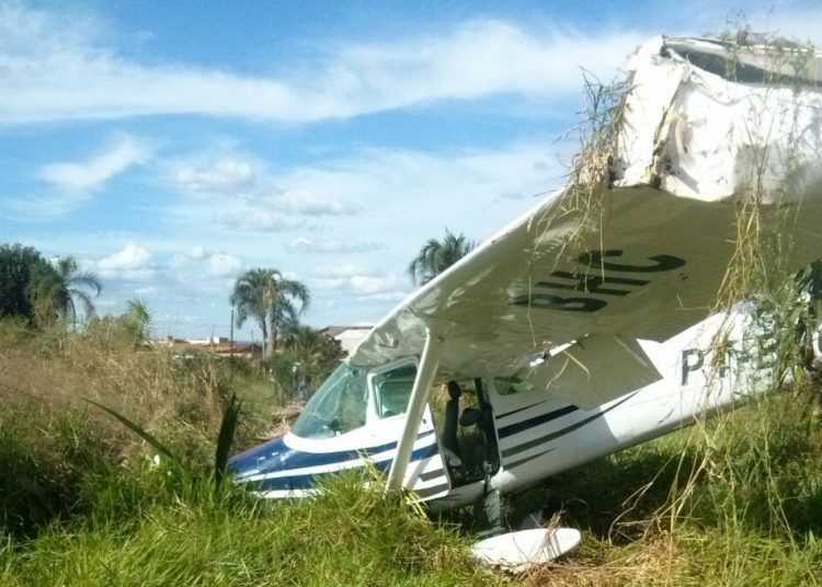 Avião ficou destruído (Foto: Reprodução / Whatsapp)