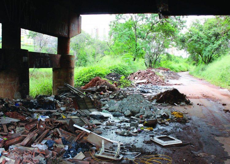Entulho da construção civil depositado logo abaixo da ponte sobre a Avenida T-9