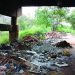 Entulho da construção civil depositado logo abaixo da ponte sobre a Avenida T-9
