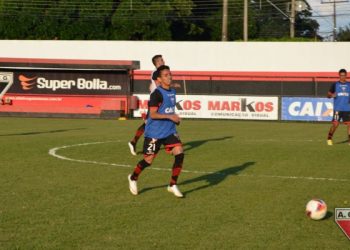 Rafinha (azul) perde a vaga no time titular para Yago (Foto: Fábio Marques/Site Atlético)
