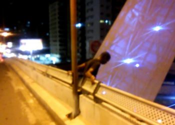 Jovem ficou pendurado no Viaduto (Foto: Divulgação PM)