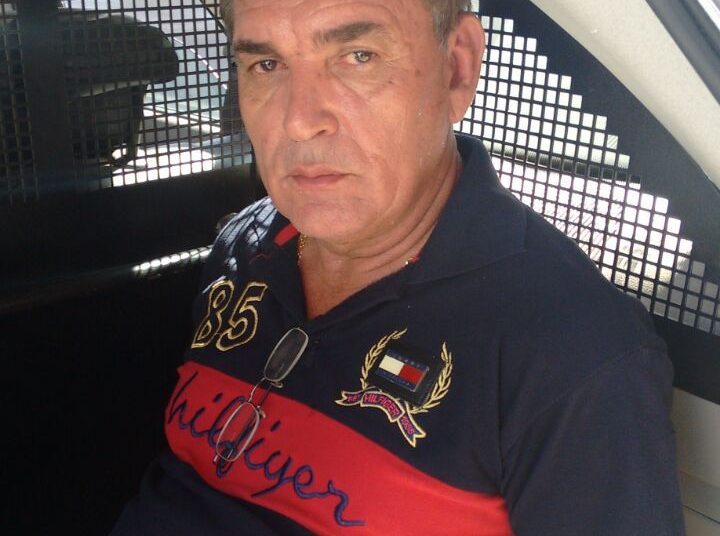 Um dos suspeitos preso pela polícia (Foto: Divulgação PM)