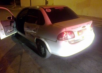 Táxi abordado pelos policiais (Foto: Divulgação PM)