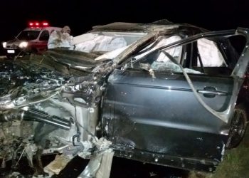 Carro do sertanejo ficou completamente destruído