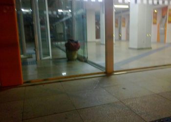 Mala encontrada dentro de agência bancária (Foto: Divulgação PM)