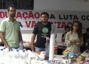Professores em greve invadem o plenário da Câmara de Vereadores de Aparecida / Foto: Reprodução