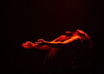 Criada em 2000 na cidade de Goiânia-GO, a Cia Teatral Oops!.. desenvolve um teatro pautado na pesquisa de linguagens, que busca dialogar com a tradição e a contemporaneidade, o popular e o erudito, o teatro de rua e o palco (Foto: Divulgação)