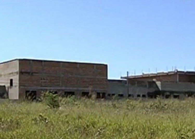 Obra de maternidade abandonada (Foto: Reprodução TV Anhanguera)