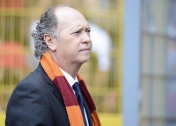 Ídolo gaúcho, Falcão abandonou a crônica esportiva em 2011, quando assumiu o comando do Internacional
