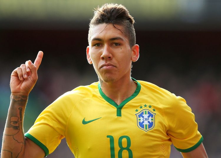 Roberto Firmino com a camisa do Brasil