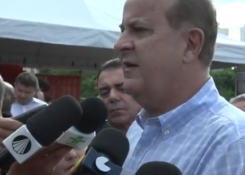 Paulo Garcia durante assinatura da ordem de serviço a Marginal Botafogo (Foto: Reprodução)