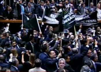 Deputados comemoram aprovação da PEC