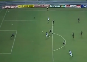Leandro Cearense recebe a bola para marcar o primeiro gol do jogo