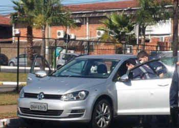 Baleado é socorrido pelo Samu (Foto: Divulgação/whatsapp)